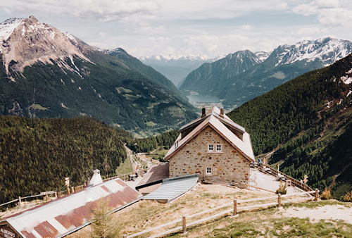 Casa Alpina Belvedere — Berggasthaus in Alp Grüm (GR) auf 2189 m ü.M.